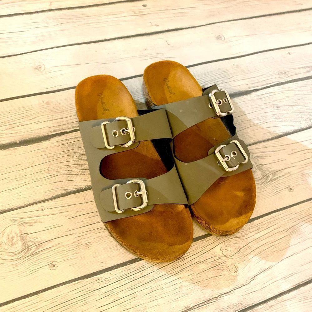Qupid green buckle slip on sandals-medium